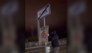 Nabádal vodičov, aby pridali plyn. Za dodatok k dopravnej značke hrozí páchateľovi poriadne vysoká pokuta