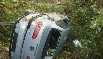 Tragická nehoda v Brezovej pod Bradlom. V prevrátenom aute vyhasol jeden ľudský život