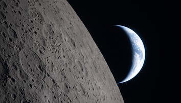 FOTO+VIDEO: NASA ukázala nové snímky. Astronauti zachytili odvrátenú stranu Mesiaca aj Zem nad jeho horizontom