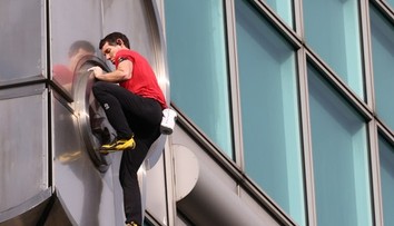 Bez istenia až na vrchol. Horolezec v priamom prenose zdolal jeden z najvyšších mrakodrapov sveta