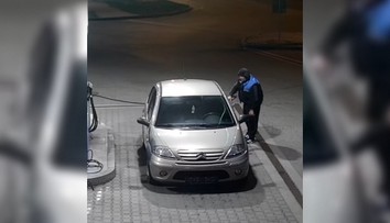 VIDEO: Natankoval, umyl si čelné sklo a bez zaplatenia spokojne odišiel. Na aute chýbala ŠPZ
