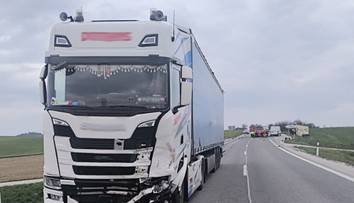 Tragická nehoda na kopaniciach. Zrážku s kamiónom neprežil vodič osobného auta (†72)