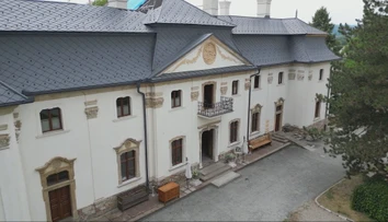 Manželia kúpili schátraný kaštieľ a zmenilo im to život. Museli sa vzdať svojich zamestnaní