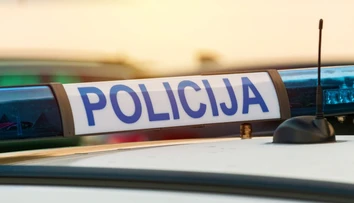 Mal si fotiť nahé deti na pláži. V Chorvátsku zadržali podozrivého Poliaka