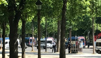 Z Paríža hlásia policajnú operáciu na Champs-Elysées. Na policajtov zaútočil radikál