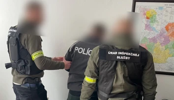 Policajta z Trenčianskeho kraja, ktorý mal vynášať citlivé informácie o vražde, obvinili z marenia spravodlivosti