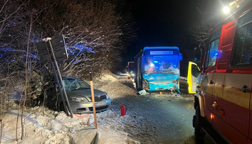V Oravskom Podzámku havaroval autobus. Cesta je neprejazdná