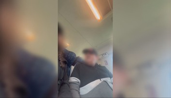 Tínedžerku vo vlaku obťažoval vyše 70-ročný muž. Celý incident si nahrala na telefón