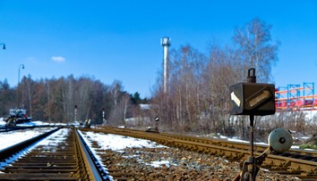 Kaskadérsky kúsok so šťastným koncom. Mladík nestíhal ujsť pred prichádzajúcim vlakom, tak si ľahol medzi koľaje a čakal