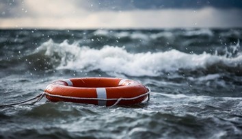 Pokus o záchranu sa skončil katastrofou. Rozbúrené more pri Británii pripravilo o život troch ľudí