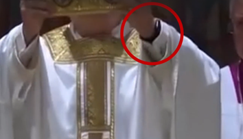 VIDEO: Zdá sa, že Lev XIV. ide s dobou. Pápež mal počas omše na ruke inteligentné zariadenie