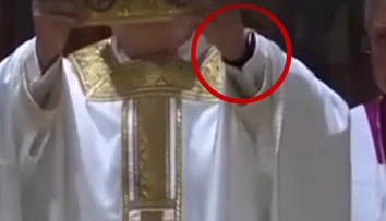 VIDEO: Zdá sa, že Lev XIV. ide s dobou. Pápež mal počas omše na ruke inteligentné zariadenie
