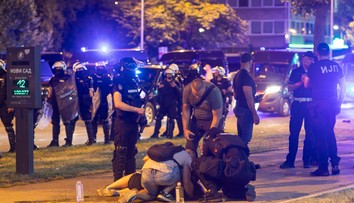 Demonštranti v Srbsku stavajú barikády. Polícia pri zásahu voči protestujúcim zadržala desiatky ľudí