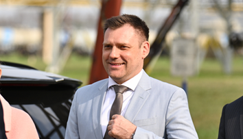 Taraba mimo SNS: V strane sa boja jeho moci a vplyvu, skonštatoval politológ