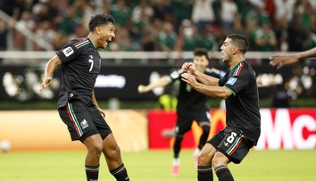 Mexiko je prvým postupujúcim. Kanaďania nadelili Kataru poltucet gólov