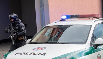 Veľká policajná akcia pre podozrenie z obchodovania so zbraňami. Zadržali viacero ľudí