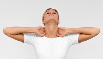 Nevinné pukanie v krku? Experti skloňujú vážny zdravotný problém