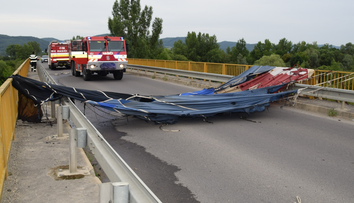 VIDEO: Zážitok na celý život sa v momente zmenil na katastrofu. Horiaci balón nad cestou šokoval aj okoloidúcich