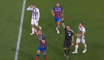 VIDEO: Po nebezpečnom zákroku videl červenú kartu. Tréneri mali na faul Vavra rozdielne názory