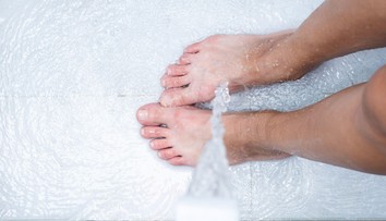 Ako často si umývať nohy? Vedci zistili, že na chodidlách sa nazbiera obrovské množstvo baktérií