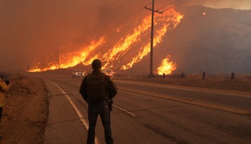 Pri Los Angeles sa rýchlo šíri nový požiar, desaťtisíce ľudí evakuovali