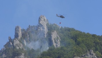 V Súľovských skalách bojovali s požiarom ďalší deň. Pomáhal, kto mohol