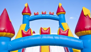 Španielsko: Po nehode nafukovacieho hradu zomrelo dievčatko, 8 detí je zranených