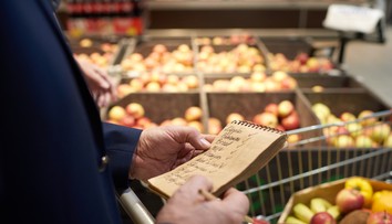 Dôchodca dostal v supermarkete záchvat, ochrankár ho vraj ešte dobil a vyhodil