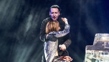 Spevák Marilyn Manson skolaboval počas koncertu. Tvrdil "že sa otrávil teplom"