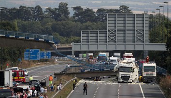 Diaľnica do Doveru zostala po zrútení nadchodu druhý deň uzavretá