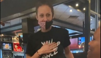 VIDEO: Čašníčka sa neubránila slzám. Žena jej z tohto dôvodu nechala obrovské sprepitné