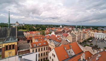 Desivý incident v bytovke: Chcel, aby sused stíšil hudbu. Ten mu otvoril so samopalom v ruke