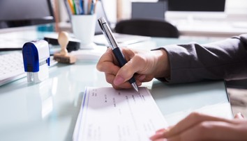 Šéfov nazvala blbcami, tak dostala výpoveď. Žene teraz súd priznal tučné odškodné