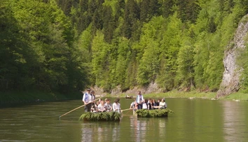 Splav Dunajca na pltiach ponúka viac než len krásne výhľady. Toto všetko počas neho zažijete