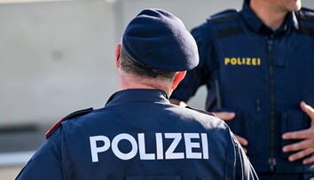 Šialené besnenie vo Viedni. Muž zaútočil na spolubývajúcu sekerou, polícia ho zastrelila