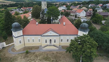 Kaštieľ ukrýva príbeh slávneho spisovateľa aj jeho rodiny. Potomkovia doň darovali vzácne predmety