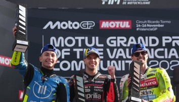 VIDEO: Posledné preteky sezóny vyhral Marco Bezzecchi a zaistil si tretie miesto. Šampionát ovládli bratia Marquezovci