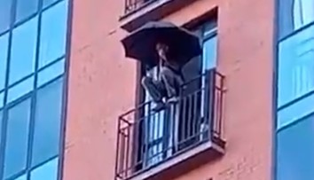 VIDEO: Experiment s tragickým koncom: Rus vyskočil z ôsmeho poschodia s dáždnikom v ruke, zomrel v sanitke