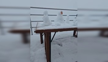 VIDEO: Na Lomnickom štíte napadol sneh. Turisti si uprostred leta postavili snehuliakov