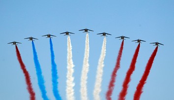 Faux pas na oslave Dňa dobytia Bastily: Jedno z lietadiel vypustilo nesprávnu farbu