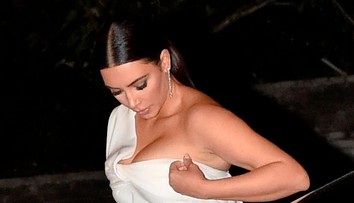 Hups. Kim vykypeli prsia z obtiahnutého korzetu