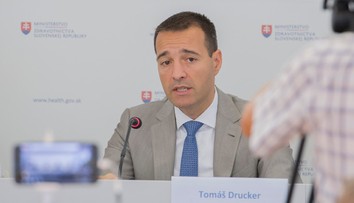 Drucker stále odmieta porovnávanie so Zajacovej dvadsaťkorunáčky s doplnkovými hodinami