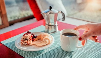 Záleží na tom, kedy pijete kávu? Štúdia našla rozdiely v riziku úmrtia