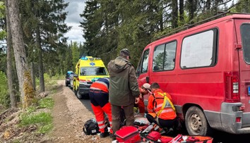 Dráma pod Kráľovou hoľou. Skupina robotníkov sa takmer zrútila do doliny, vodič dodávky zomrel