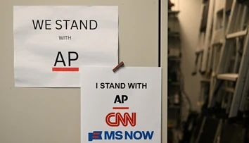 Najväčšie stanice vrátane Fox News bojkotujú spravodajstvo o Trumpovi. Biely dom preto spustil vlastné vysielanie