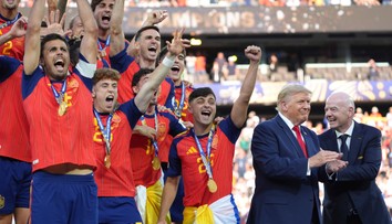 VIDEO: Trumpa vypískali na finále MS. Po odovzdaní trofeje odmietol odísť z pódia