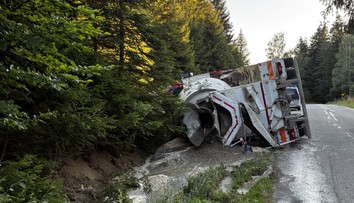 Vodič skončil s betónovou zmesou mimo cesty. Za volant si sadol poriadne opitý