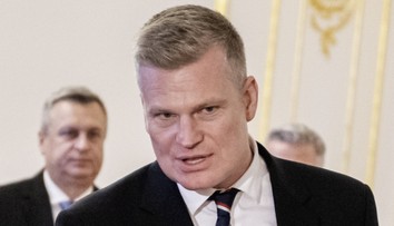 Filip Turek mal nehodu v centre Prahy. Auto patriace nemocnici skončilo na streche, vodič utrpel zranenia