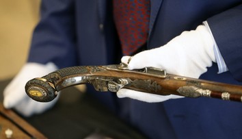 Chcel sa nimi zastreliť. Napoleonove pištole vydražili za astronomickú čiastku