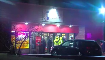 Muž začal strieľať do ľudí pred obchodom. Šiesti sú ranení, dvaja mŕtvi